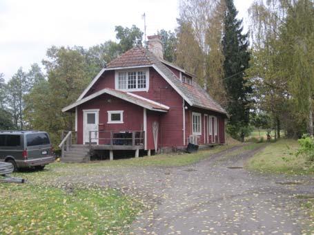 Varvet har verkstäder och smedja samt uppställning av båtar i kallhall, varmhall, samt utomhus.