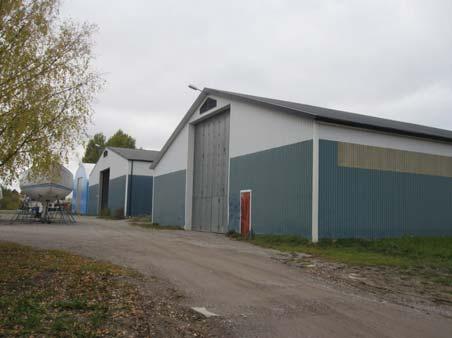 Livsmedelsbutiker finns i Kungsberga och Skå, där även bensinstation och återvinningsstation finns. Större utbud av service och handel finns vid Ekerö centrum.