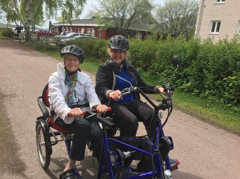 Side-by-side Under sommaren har vi lånat side-by-side cykeln från Resurscentrum Rosenbad för att ta en cykeltur med våra hyresgäster runt i närområdet. På tur med side-by-side cykeln!