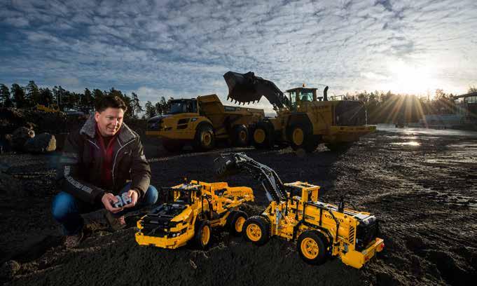 start JORDEN RUNT MED VOLVOKONCERNEN Mats Bredborg provkör LEGO Technic-modeller som utvecklats tillsammans med Volvo CE.