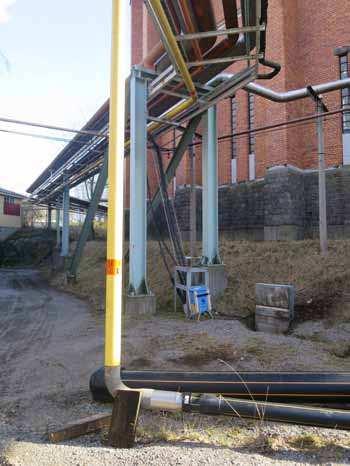 Stolpverket består av betongfundament, stolpe eller pelare av stål med konsol av stål.