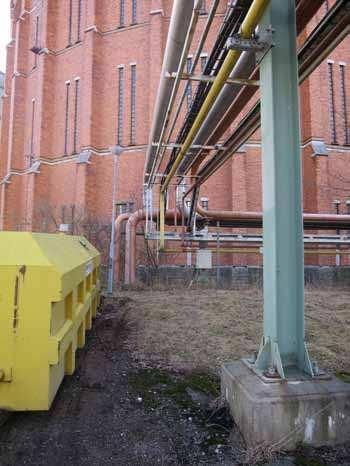 (vy 35) Luftledningen mellan pump- och regulatorhuset (7) och regenerationshuset (9) bärs också av konsoler på stolpar av stål.