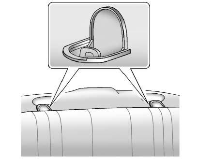 Se Rekommenderad placering av bilbarnstolen/bälteskudden 0 81. Högst två ISOFIX barnsäkerhetssystem kan installeras i baksätet samtidigt, men de får inte placeras intill varandra.