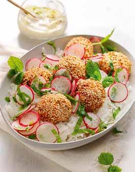 sesamfrön Limekräm 1 lime 1 vitlöksklyfta 1 tsk honung 2 dl matyoghurt Sallad 125 g rädisor 1 kruka mynta limesaft Kocktips Barnen kan gärna hjälpa till att rulla falafel!