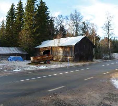 Sektion 1/200 Påverkan sker på gårdsmiljö sektion km 1/200. Uthus på den motsatta (östra) sidan av befintlig väg påverkas, dock ej bostadshuset.