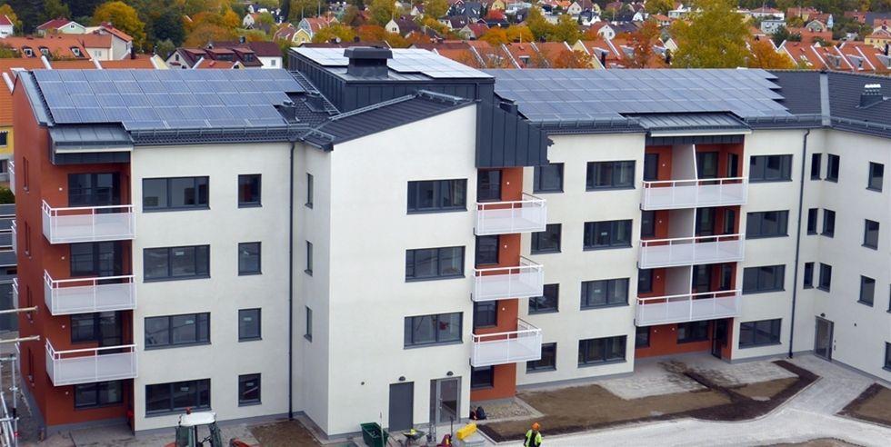 Eftersom att kommunen har planerat att bygga nya bostäder på stinsens parkering vill vi lägga till solceller på dessa byggnader för att kunna uppnå målet om hållbar infrastruktur och hållbara städer.