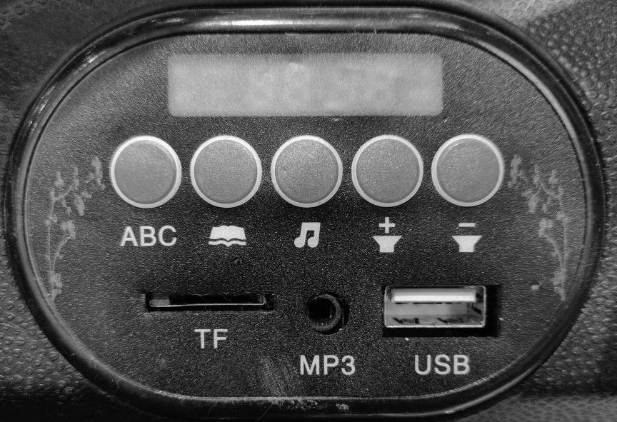 Multimediaenhet A B E D C A: Display med voltmätare: På displayen finns en voltmätare som visar spänningen i bilens batterier. När bilen är nyladdad och fulladdad ska den visa mellan 13,1-13,3.