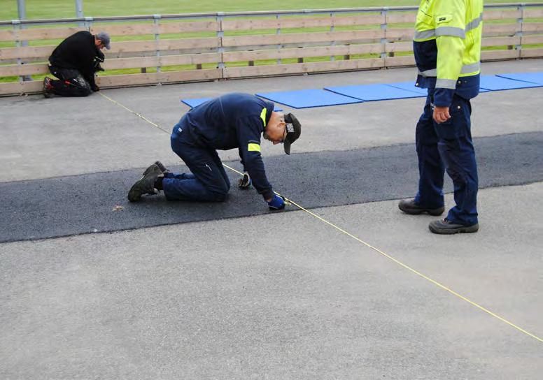 Placera pallar med omonterat golv utanför banan för att undvika onödig flytt.