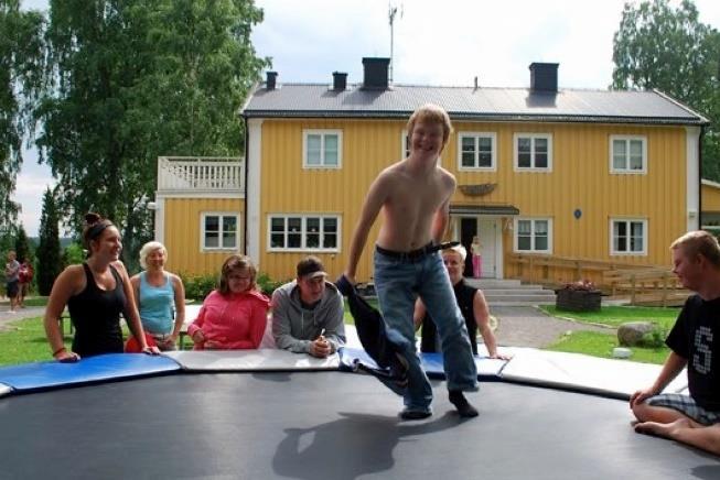 Vår ambition är att lägervistelsen ska förgylla ditt sommarlov! På lägergården finns det badplats, bastu, flotte, båtar, basketplan, kanoter, fotbollsplan, frisbeegolf, mysig eldplats med mera.