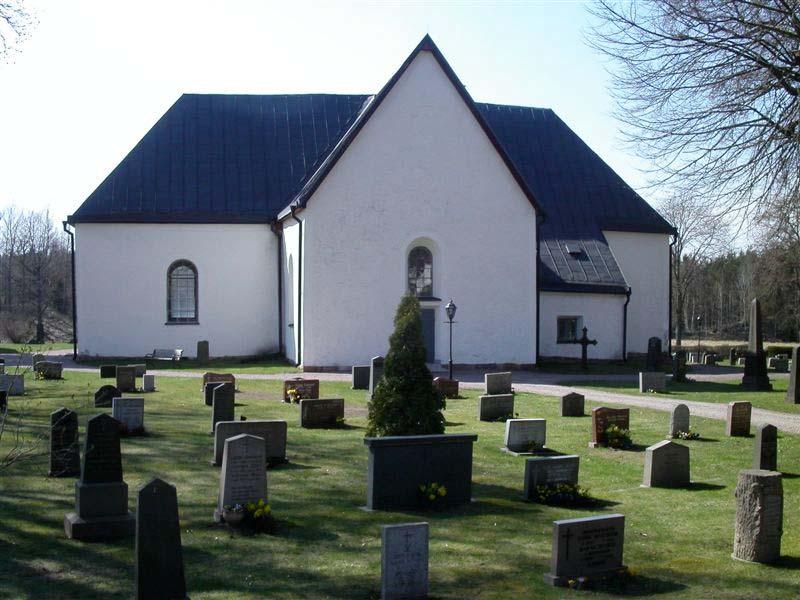 Kyrkobyggnaden Askeryds kyrka har en korsformad plan med rakt avslutat kor i öster av samma bredd som långhuset.