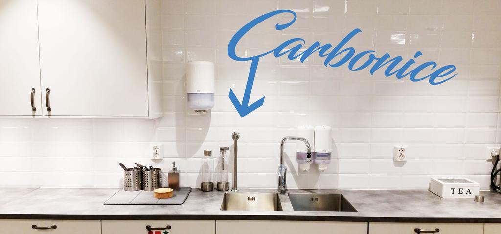 Därför har vi tagit fram Carbonice för att du och miljön ska bli en vinnare Du kan nu enkelt kolsyra ditt vatten själv och slipper transportera hem kolsyrat vatten som annars slukat stora resurser