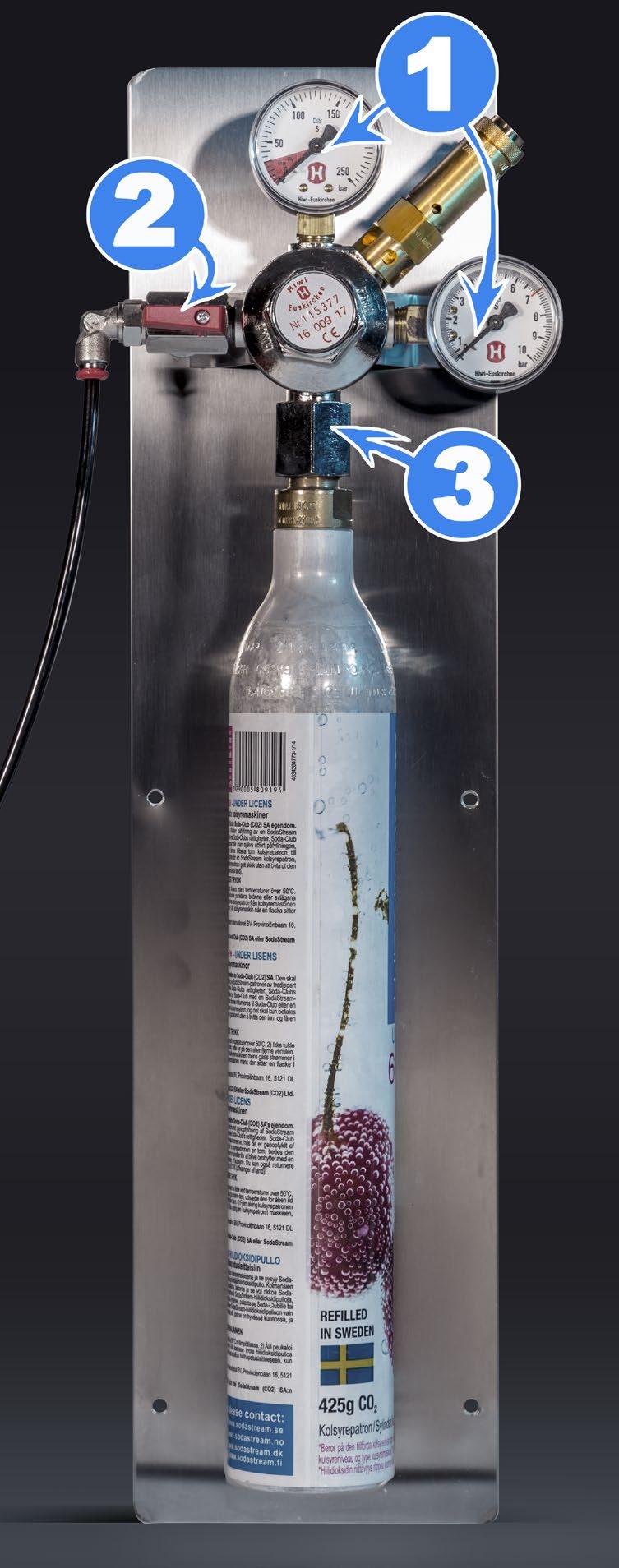 Då försvinner eventuella sockerrester ut med vattnet och kolsyran, det kan vara lämpligt att lägga en handduk under injektorn när detta utförs för att skydda den underliggande ytan mot stänk.