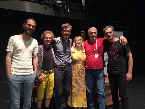 After the show in Omsk (The guy second from right is also called Robert Jakobsson, he s Armenian, and plays a one man show about the Armenian genocide We might play together in the future ) Friends