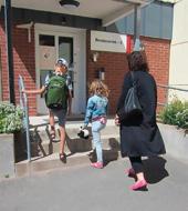 3 4 Ni får gå en kort promenad på markerat område fram till en röd dörr.