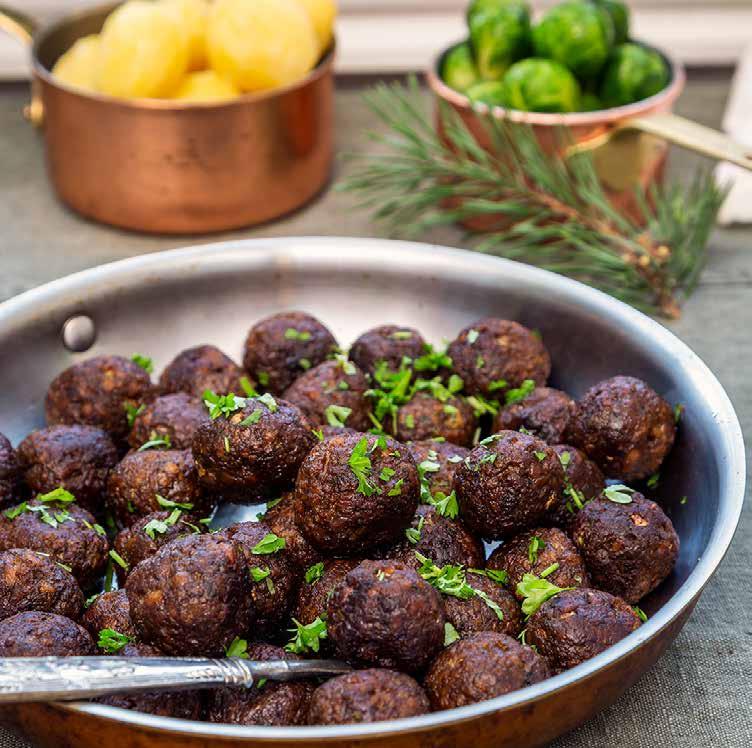 VEGANSKA JULKÖTTBULLAR Köttbullar ½ gul lök 1 msk olivolja 850 gram tinad formbar sojafärs 4 tsk dijonsenap 3 tsk grönsaksfond ½ tsk salt 1 krm svartpeppar 1 tsk malen kryddpeppar ½ kruka persilja 1