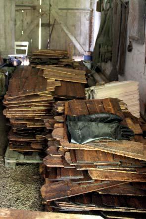 Den putsade grunden har setts över, putslagats och målats. Den befintliga putsen och färgen hade inslag av cement.