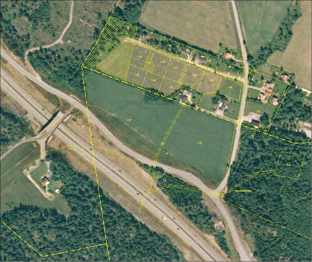 Bebyggelse Bebyggelsen norr om området består av ett 30-tal småhus. Med detaljplanen för del av Smedseröd 1:2 tillkommer 14 hus.