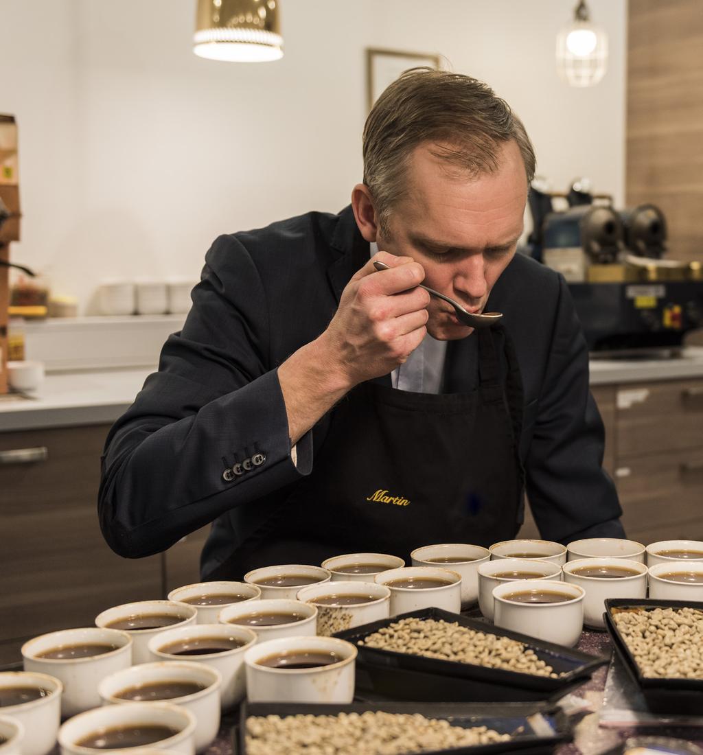 Vi tummar aldrig på den goda smaken, samtidigt är det viktigt att kaffet odlas på ett schysst sätt. Därför har hela vårt sortiment minst en hållbarhetsmärkning.