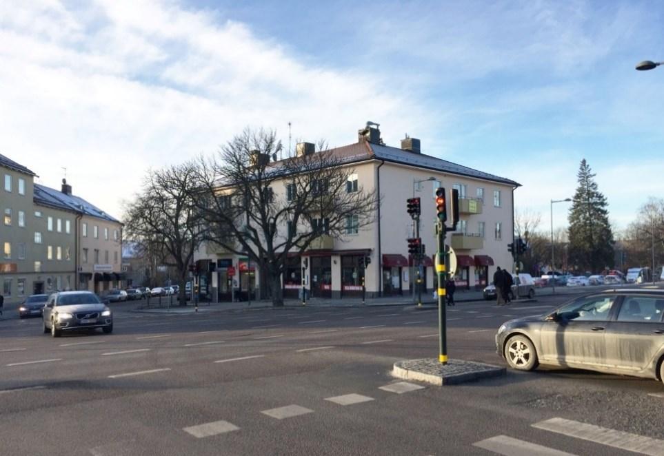 Tillsammans med samtida byggnader bildar den en stadsfront mot Älvsjövägen samt Johan Skyttes väg. Huset sett diagonalt över från Älvsjövägen.