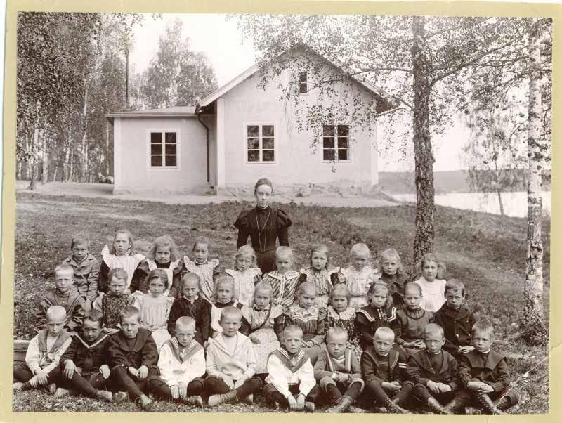 FORNTIDSVANDRING NÄRA STAN Plats 9: Salsta småskola PLATS 9 Salsta småskola Alla barn i Sverige ska gå i skolan. Det bestämde staten år 1842.