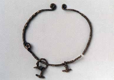I vikingagravar för kvinnor hittar man pärlor av glas i olika färger. Pärlorna kom ofta från Mellanöstern.