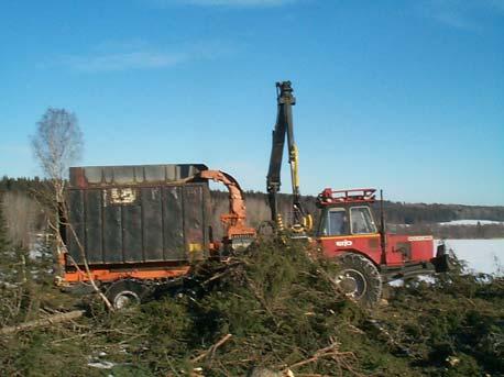 Träd som inte håller timmerdimension läggs direkt i bränslehögarna. Efter avverkningen transporteras allt timmer till avlägg med skotare.