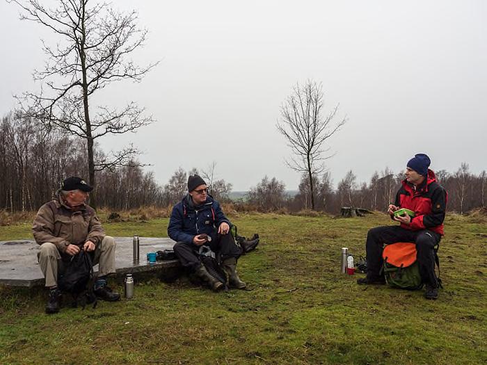 Referat Mellandagsvandring i Svedberga 26 december 2015 Vi var 5st som trotsade regnet och gjorde en vandring på Svedberga kulle, där vi fick se rödhake,