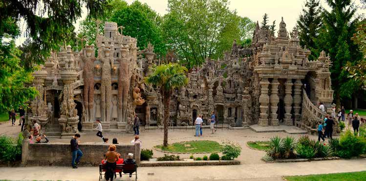 ARKITEKTURUTBILDNING Palais Ideal Bilden ovan visar Palais Ideal, en byggnad som skapades av brevbäraren Ferdinand Cheval som under sina dagliga resor med post samlade objekt och stenar till sitt