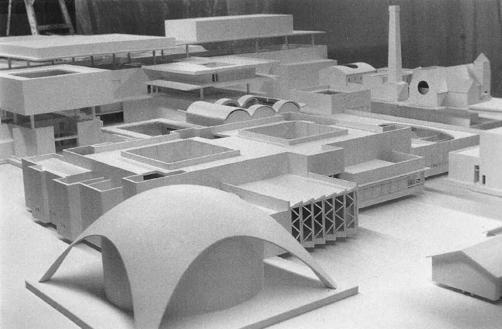 EXA/KAX Mike Kelley, Educational Complex, 1995 I verket Educational Complex har konstnären Mike Kelley producerat en fysisk modell som representerar alla skolbyggnader han har gått på.