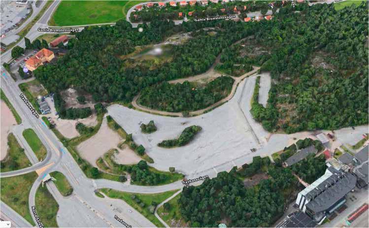 SOLVALLASKOGENS SKOLA TOMTEN UTE OCH INNE Uppgiften går ut på att gestalta en lärandemiljö som både innehåller en förskola och en F-3 skola.