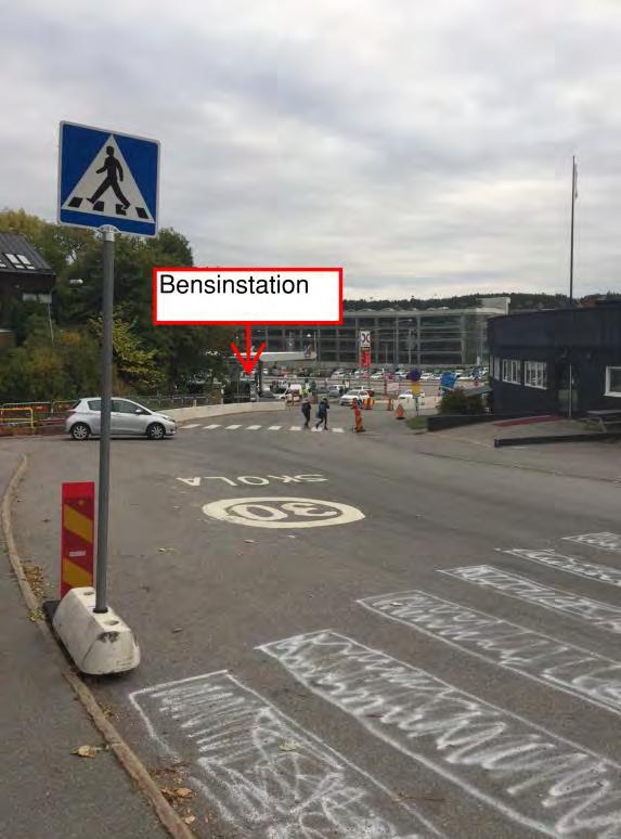 RISKUTREDNING Strax söder om Värmdövägen ligger Sickla köpkvarter. Figur 10. Bensinstationens placering i förhållande till skolan. Alphyddevägen sluttar mot bensinstationen.