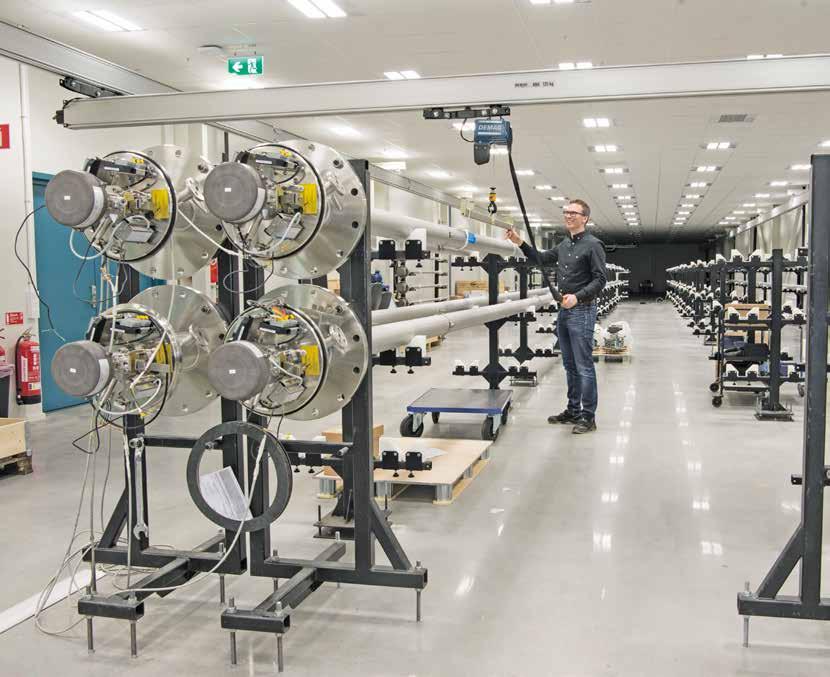 KBK lättlastsystem i aluminium i hallen där radarn testas innan leverans till kund.