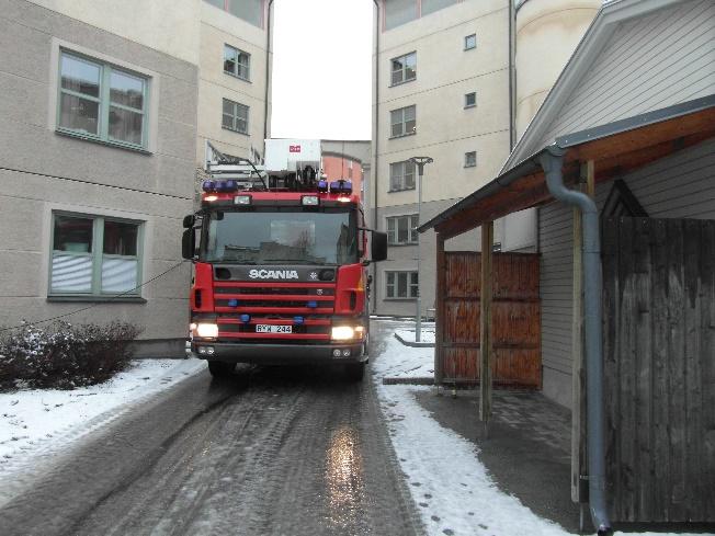 För att säkerställa att räddningsvägen inte nyttjas som parkeringsplats eller uppställningsyta måste räddningsvägen skyltas med upplysningsskylt Räddningsväg, får ej blockeras och förbudsskylt