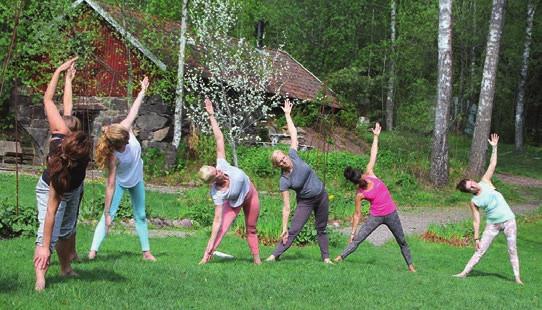 Yrkesutbildningar Yogalärare start 4/4 Vår utbildning vilar på tre huvudsakliga ämnen: alignment, mindfulness och ayurveda.