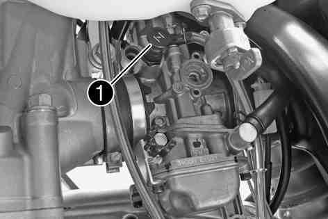 36Choke (EXC F AUS, XCF W SIX DAYS) Chokeknappen sitter till vänster på förgasaren. När chokefunktionen aktiveras öppnas ett hål i förgasaren så att motorn kan suga in extra bränsle.