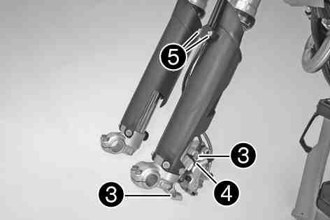 Avluftningsskruvarna ska vara vända framåt. 100888-10 100887-11 601159-11 100802-11 (EXC F EU/AUS) Dra åt skruvarna. Skruv gaffelkrona upptill M8 20 Nm Dra åt skruvarna.