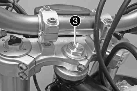 Övriga skruvar chassi M6 10 Nm 500149-11 Placera gaffelbenen i rätt läge.