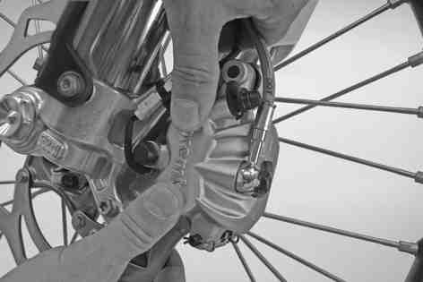 HJUL, DÄCK 71 12.1Demontera framhjulet x Palla upp motorcykeln på mc-lyften. ( s 42) Tryck bromsoket för hand mot bromsskivan för att trycka tillbaka bromskolvarna.