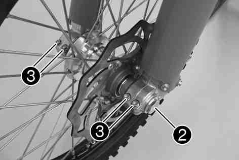 HJUL, DÄCK 72 12.3Demontera bakhjulet x 500084-11 Lyft in framhjulet i gaffeln, placera det i korrekt läge och sätt i hjulaxeln. Sätt i och dra åt skruven.