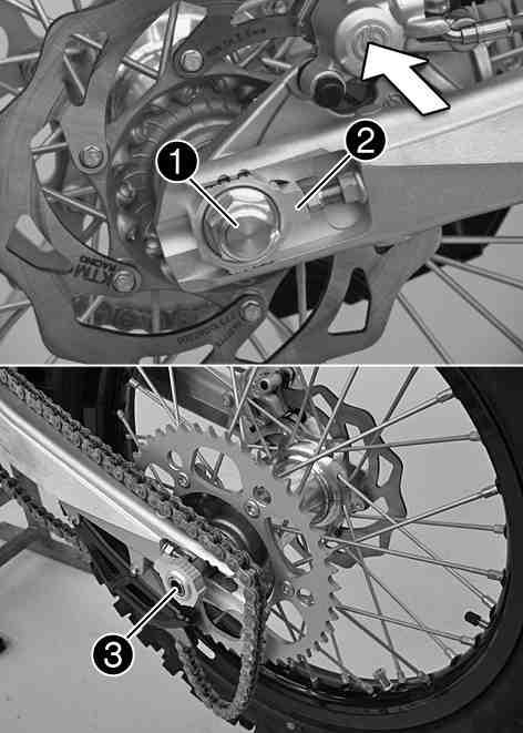 ( s 42) Dra åt frambromsen och komprimera gaffeln kraftigt flera gånger så att gaffelbenen kan justeras in. Dra åt skruvarna. Skruv axelklämma M8 15 Nm Palla upp motorcykeln på mc-lyften.