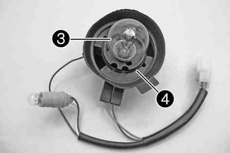 ( s 78) Vrid gummihättan med underliggande lamphållare motsols tills det tar stopp och lyft av den. Dra ut positionsljusets lamphållare ur reflektorn.