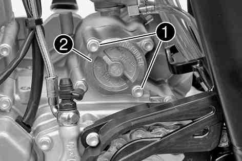 SERVICEARBETEN PÅ MOTORN 91 16.5Demontera oljefiltret x Risk för skållskador Motoroljan och växellådsoljan blir mycket varma när motorcykeln körs.
