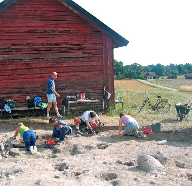 Amatörarkeologiska undersökningar år 2005 2007 Under åren mellan 2005 och 2007 genomförde Riksantikvarieämbetet, Avdelningen för arkeologiska undersökningar, UV Mitt i samarbete med