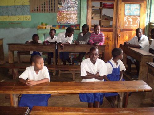 slutade alltså med att samtliga klasser lärt sig om barns närmiljö i Tanzania. Besöket lades upp på olika sätt. I flera klasser skrev man ner frågor i förväg som Simon fick svara på.