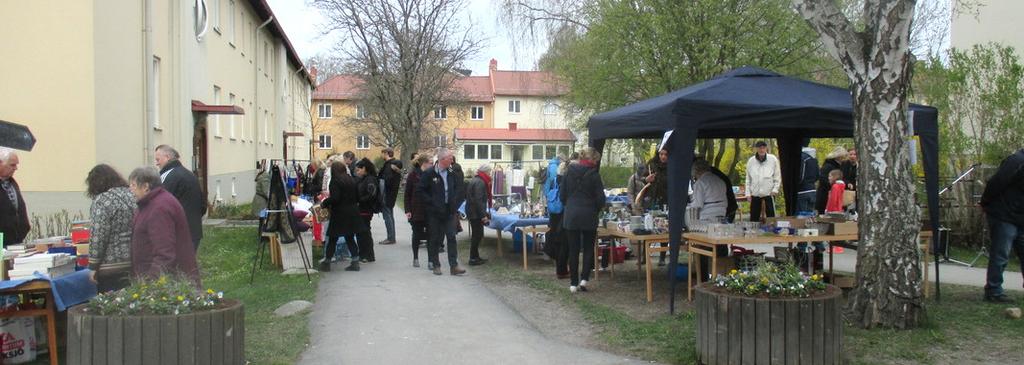 (Forts. från sidan 13) Min silverring med en hög sten av bergkristall var det många som slet i och till slut var det en ung tjej som tyckte att den var värd 100 kronor.