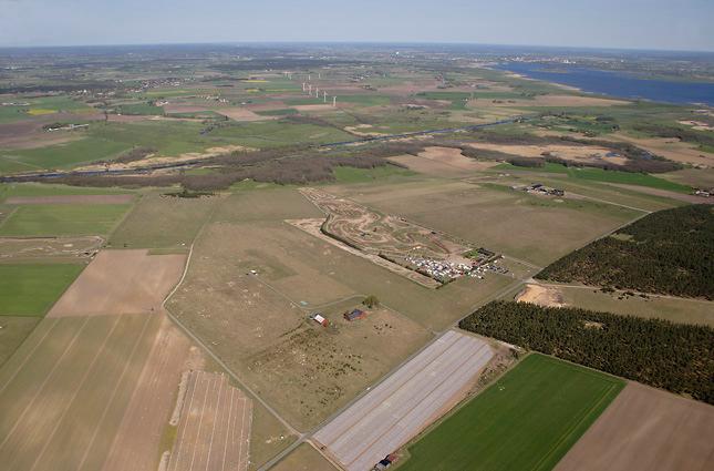 Foto 1. Flygvy över hedmarkerna strax norr om byn Ripa 040516. Folkracebanan i bildens vänstra del, motocrossbanan i den centrala delen och Hammarsjön i bildens övre högra del.