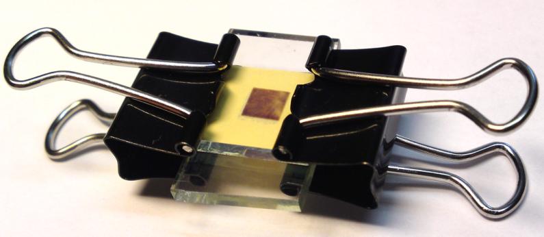 Laborationshandledning Soljakten Innehåll i soljaktslådan: Arbetselektrod med ett 5 x 5 mm skikt av nanoporös TiO 2.