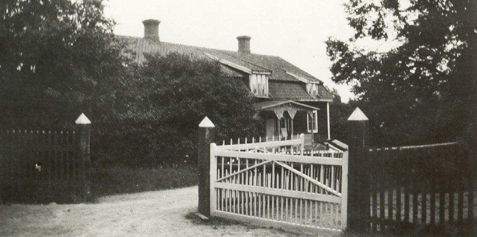 Kort om den aktuella byggnaden Ladugården i Bötterum är troligen uppförd någon gång under 1900-talets början (1900 1920) och var en del av Tingshusets gårdsanläggning.