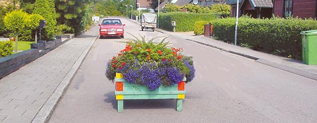 Om vi inte kan komma överens med en farthinderlösning så finns det andra alternativ som t.ex. blomkrukor placerade i sicksackmönster längs vägen som ger en bra effekt på att reducera hastigheten.