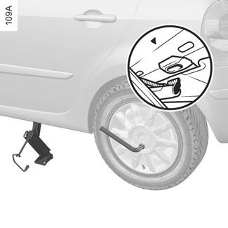 HJULBYTE (1/2) 1 4 2 3 A 3 fortsätt att skruva så att foten kommer på rätt plats (något inåt under bilen och i linje med lyfthuvudet A) veva upp något tills hjulet går fritt Aktivera varningsblinkern.